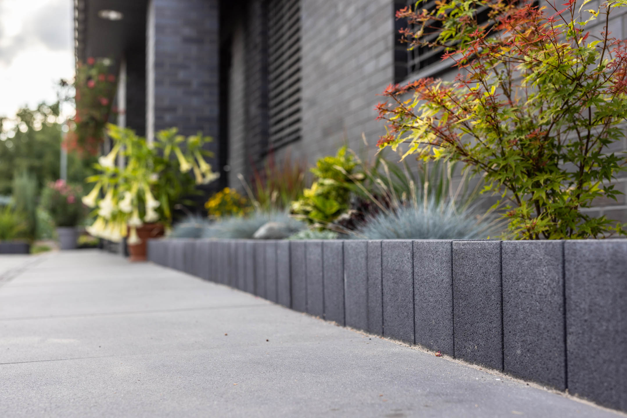 Jak skutecznie oddzielić trawnik od rabat kwiatowych?